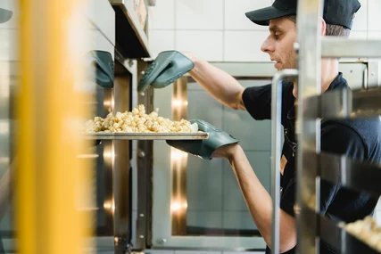 Production of popcorn in the Popkornditorei Knalle Production of popcorn in the Popkornditorei Knalle