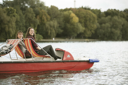 Frauenpärchen beim Tretbootfahren