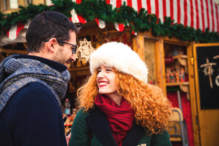 Paar auf dem Weihnachtsmarkt