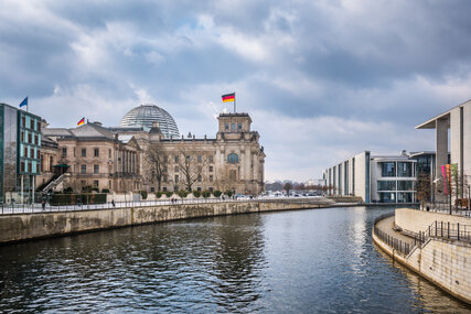 Reichstag Berlin im Winter mit Blick auf den Fluss