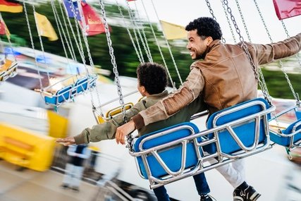 Vater und Sohn auf dem Rummel