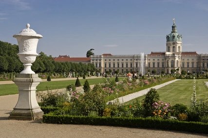 Parque del Palacio de Charlottenburg Caminantes en el parque de verano del Palacio de Charlottenburg