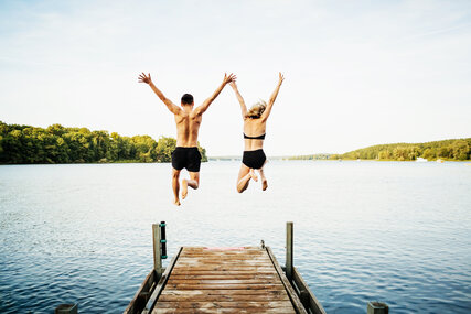 Freunde springen in einen See
