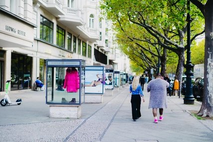 Shopping together on the Kurfürstendamm Shopping on the Kurfürstendamm in Berlin