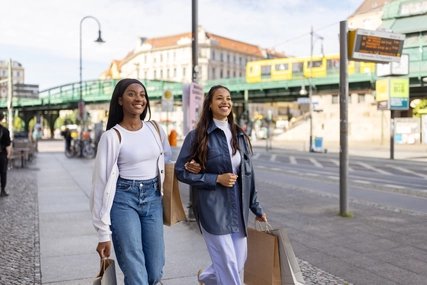 Zwei Frauen beim Einkaufen