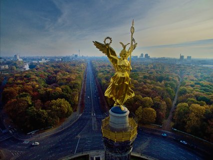 La Columna de la Victoria de Berlín en el Tiergarten Vista de pájaro de la Columna de la Victoria de Berlín en el Tiergarten