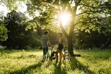 Fahrradfahrer im Park/Wald