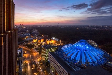 Sony Center bei Sonnenuntergang