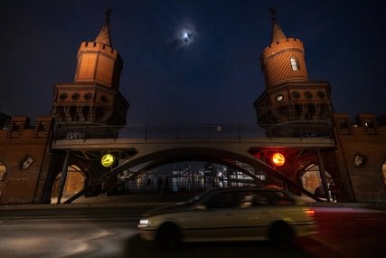 Art in public space at the Oberbaumbrücke: Light installation stone, paper, scissors by Thorsten Goldberg Art in public space at the Oberbaumbrücke: Light installation stone, paper, scissors by Thorsten Goldberg