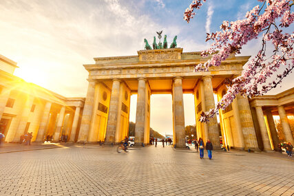 La Puerta de Brandenburgo en Berlín en primavera