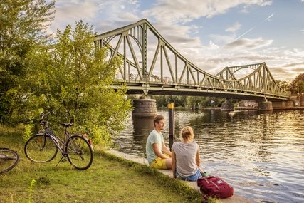 Fahrradtour zur Glienicker Brücke Zwei Radfahrer machen Pause an der Glienicker Brücke in Berlin