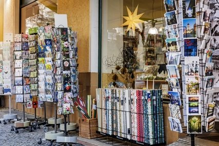 Fassade von Papierhaus Felix Verspohl Aufsteller Postkarten und Geschenkrolle Außenansicht Papierhaus Felix Verspohl