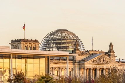Reichstag con la cúpula Cúpula del Reichstag de Berlín vista en luz cálida