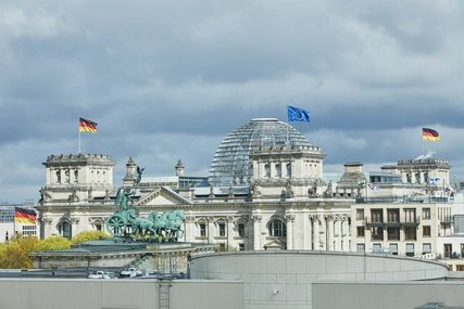 Brandenburger Tor vor Reichstag mit deutscher und europäischer Flagge
