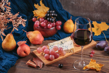 Wein mit Käse und Früchten