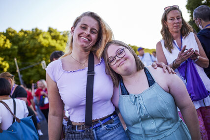 zwei Frauen bei der Athletendisko