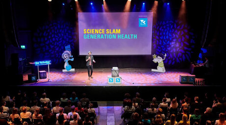 Vortragende beim SCIENCE SLAM »GENERATION HEALTH« auf der Bühne