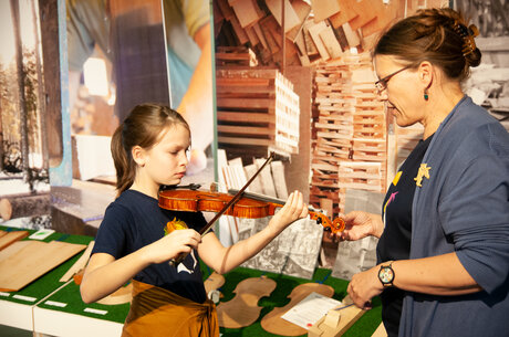 Instrumente kennenlernen im Musikinstrumenten-Museum