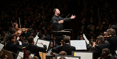 Kirill Petrenko steht am Dirigentenpult und dirigiert die Berliner Philharmoniker
