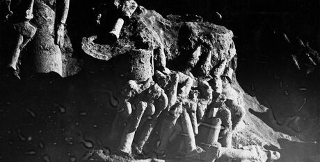 Erdschichten im Aufriss mit eingegrabenen Skulpturen