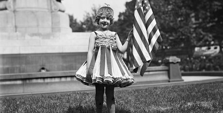 Kostümiertes Mädchen mit US-Flagge