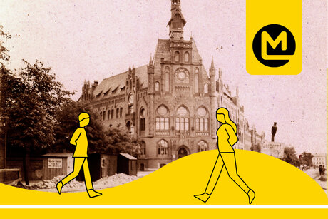 Zwei gelbe Figuren laufen auf und ab vor dem historischen Rathaus Lichtenberg. Oben rechts ist das Logo des Museums Lichtenberg, ein schwarz-gelbes M