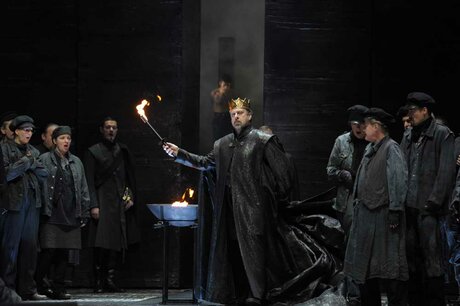 Roberto Scandiuzzi als Philipp II., Chor der Deutschen Oper BerlinBarbara Aumüller