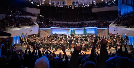 Blick auf die Bühne der Philharmonie Berlin, Publikum im Vordergrund