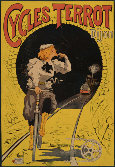 Ein gelbes Werbeplakat für Fahrräder von Francisco Nicolas Tamagno, Paris ca. 1895. Die Überschirft ist in Orangerot gehalten, das Motiv zeigt eine Dame um 19oo auf einem Fahrrad. Sie fährt in koketter Haltung auf Schiene, hinter ihr ein Bahntunnel, 