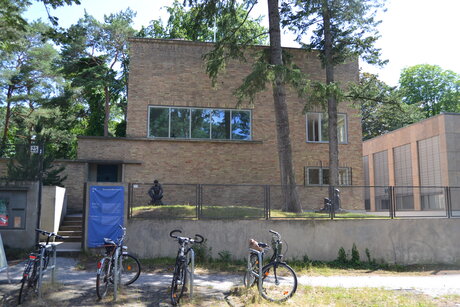 Fassade des Georg-Kolbe-Museums, Treffpunkt für die Radtour