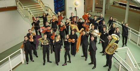 Karajan-Akademie der Berliner Philharmoniker mit ihren Instrumenten im Foyer der Philharmonie Berlin