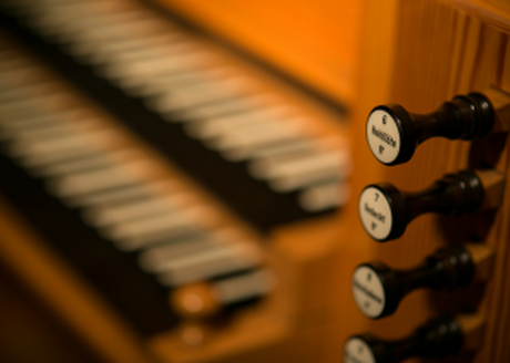 Orgeltastatur, unscharf fotografiert
