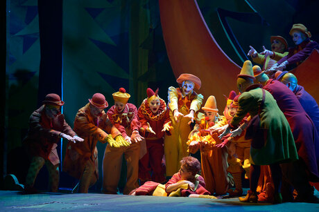 Stephanie Lauricella als Hänsel, Kim-Lillian Strebel als Gretel sowie die Clowns, gespielt von unserer Statisterie.Bettina Stöß