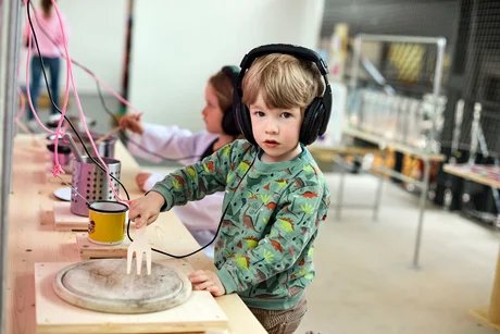 Zwei Kinder mit Kopfhörern im Musikbereich des Knidermuseums Zwei Kinder mit Kopfhörern im Musikbereich des Knidermuseums