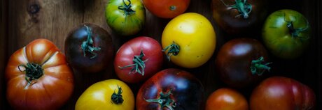 Heirloom Tomaten auf Holzbrett