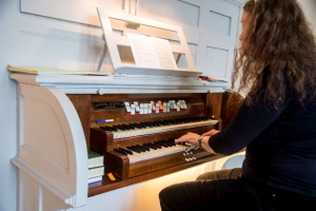 Elisabeth Orphal spielt an der Dinse-Orgel