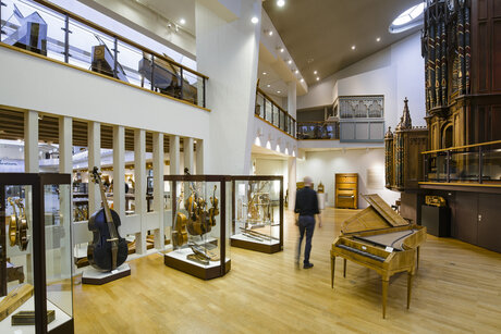 Ausstellungsfläche der Orgeln, Streich- und Tasteninstrumente