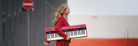 Alina Lieske mit einem tragbaren Synthesizer