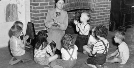 Ruth Crawford Seeger im Kreis von Kindern