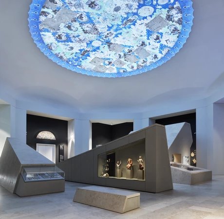 Deckenprojektion des im Kuppelraum befindlichen Moduls „Turfan Sammlung Zentralasien“ des Museums für Asiatische Kunst im Humboldt Forum. Deckenprojektion des im Kuppelraum befindlichen Moduls „Turfan Sammlung Zentralasien“ des Museums für Asiatische Kunst im Humboldt Forum.