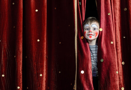 Junge als Clown auf der Bühne