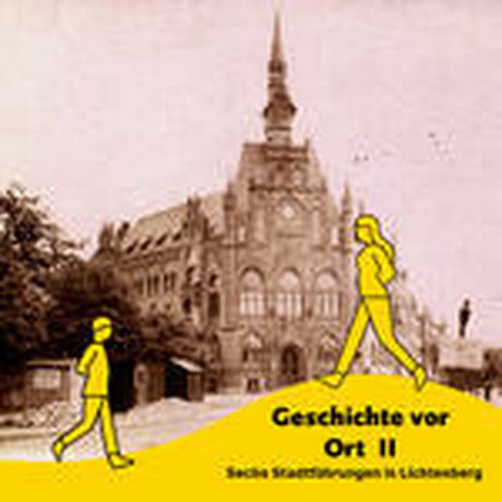 Zwei gelbe Figuren laufen vor dem historischen Rathaus Lichtenberg hin und her.