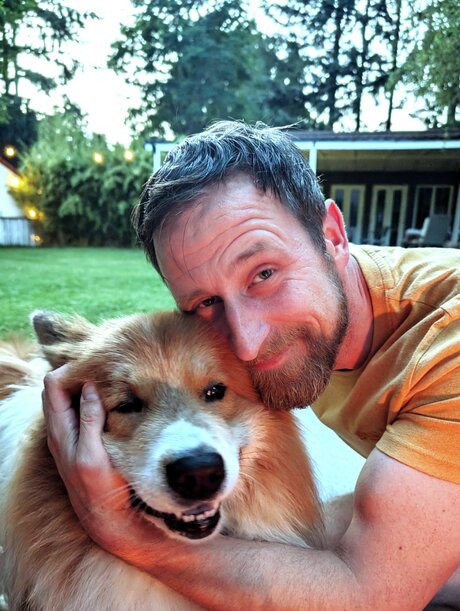 Peter Schönbrunn mit seinem Hund