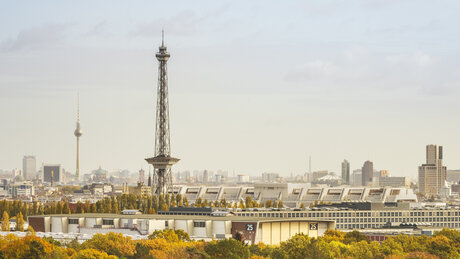 Funkturm mit Berliner Skykline und Fernsehturm im Hintergrund