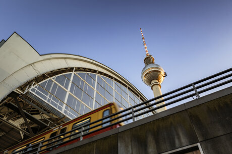 Blick auf Fernsehturm und S-Bahn