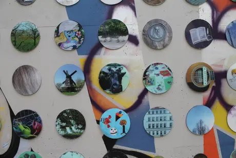 Bunte Bilder auf einer Wand Bunte Bilder auf einer Wand