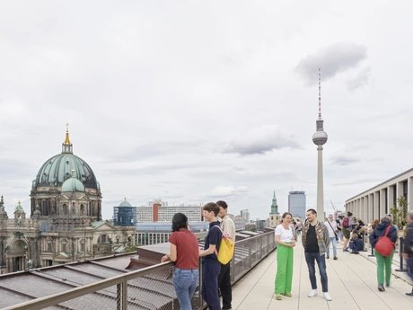 Besucher:innen auf der Dachterrasse des Humboldt Forum Besucher:innen auf der Dachterrasse des Humboldt Forum