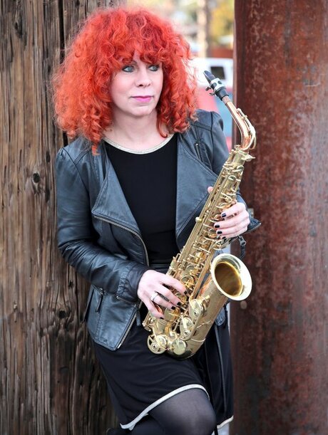 Die Saxophonistin Tina Tandler