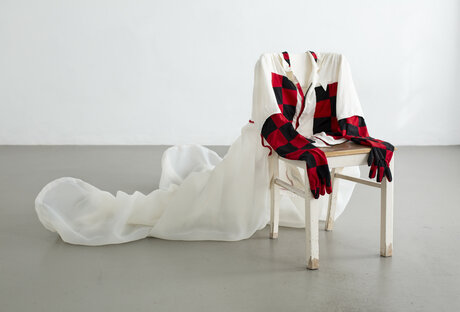 Cora Wöllenstein, To Breath In/Out, 2023, verschiedene Textilien, Sipper, Hutdraht, Holzstuhl, 55 x 50 x 160 cm