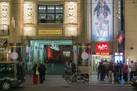 Kabarett-Theater DISTEL, Aueßenaufnahme eingang mit Menschen auf dem Bürgersteig